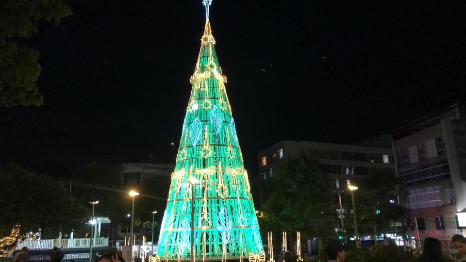 Decoração de Natal de Cabo Frio ganha árvore de 23 metros na Praça Porto  Rocha - Jornal de Sábado