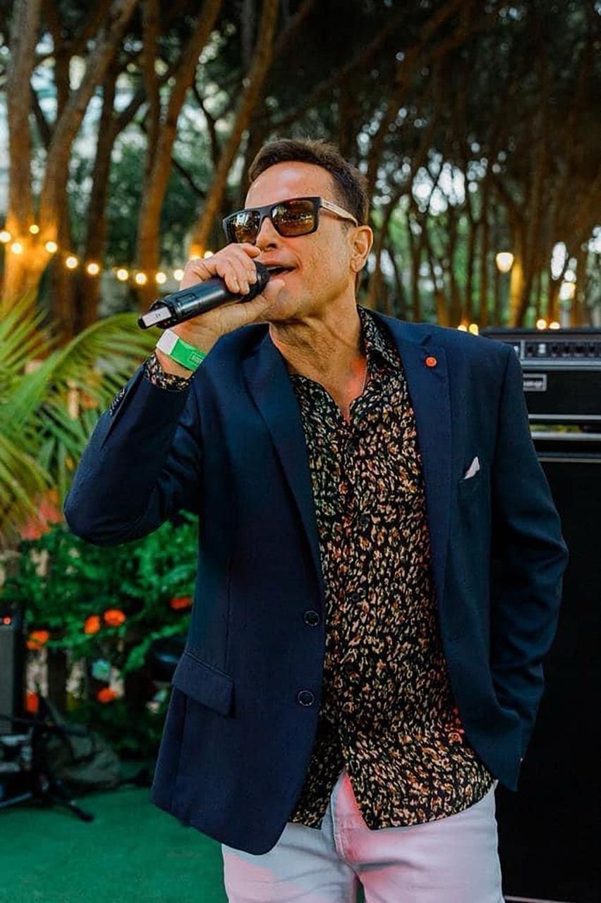 Feira do Xaréu, em Arraial do Cabo, celebra 3 anos com show de Sylvinho Blau Blau