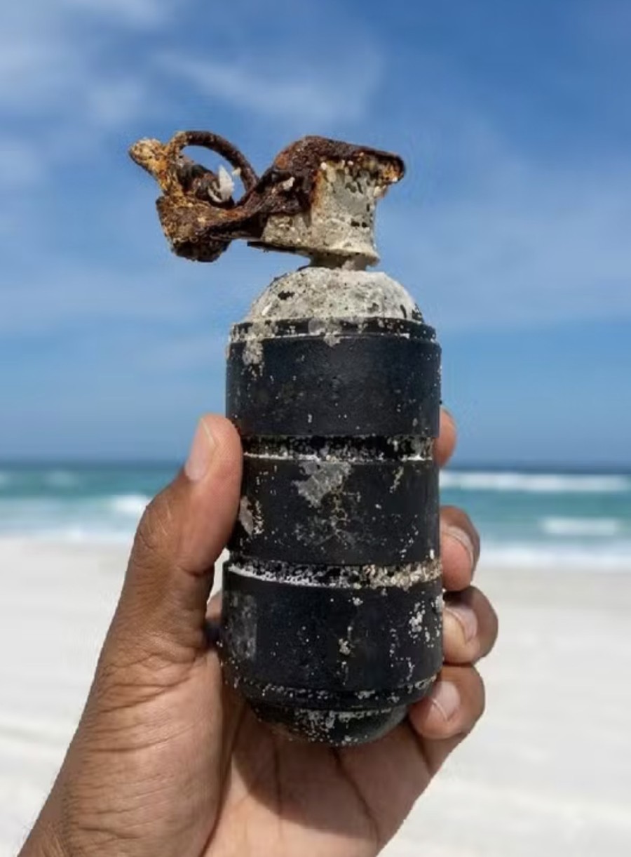 Granada é encontrada durante mutirão de limpeza em praia de Arraial do Cabo