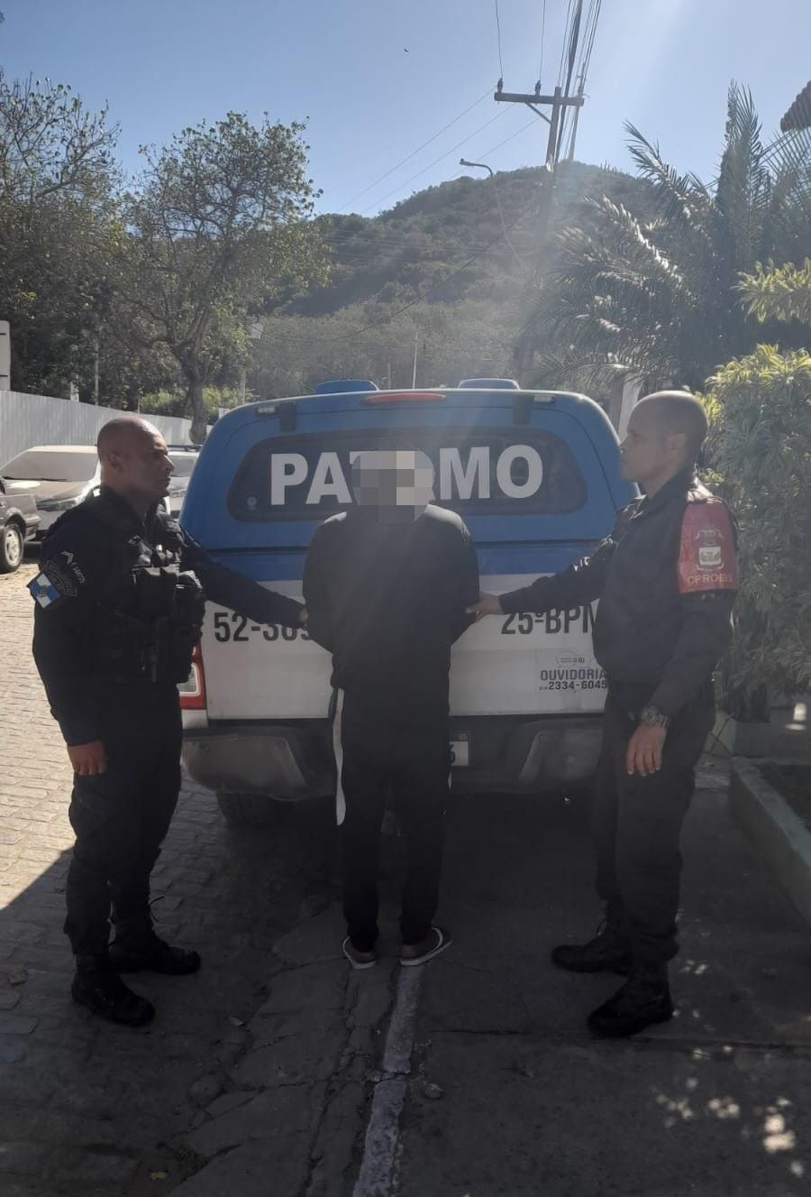 Homem é preso por suspeita de tráfico de drogas em Arraial do Cabo
