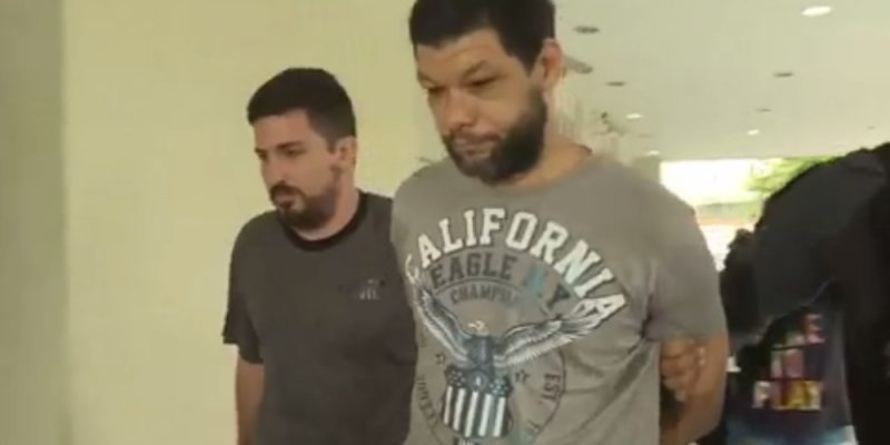 Suspeito chega detido à Cidade da Polícia na Operação Luz da Infância 2