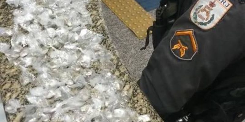 Foi encontrado no interior da casa uma arma calibre 12 e farto material entorpecente