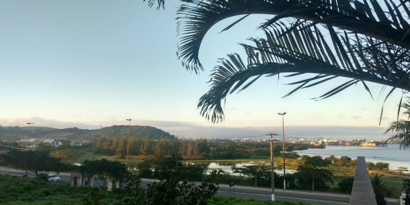 Tempo aberto com poucas nuvens na Região dos Lagos do RJ no início do inverno (Foto: Paulo Henrique Cardoso)