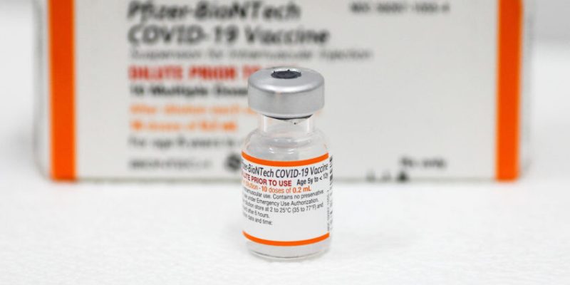 O governo do Distrito Federal (GDF) começou a vacinar crianças de 5 a 11 anos de idade contra a covid-19 neste domingo (16), com o primeiro lote com 16,3 mil doses pediátricas da Pfizer.De acordo com o GDF, as primeiras crianças a receber a vacina serão as que têm alguma comorbidade comprovada por meio laudo médico ou alguma deficiência permanente, bem como as crianças de 11 anos sem comorbidades. No Distrito Federal, esse público inicial corresponde a mais de 55 mil crianças. O DF tem uma população com 268 mil crianças entre 5 e 11 anos de idade, de acordo com dados oficiais. Segundo o planejamento do governo distrital, a idade para aplicação da vacina contra a covid-19 será reduzida à medida que os imunizantes sejam enviados pelo governo federal. Na UBS-05 (Unidade Básica de Saúde) de Taguatinga (DF) que tem 2.000 vacinas em estoque, o movimento foi tranquilo e com poucas pessoas aguardando para serem vacinadas. Sergio LIMA/Poder360 16.01.2022