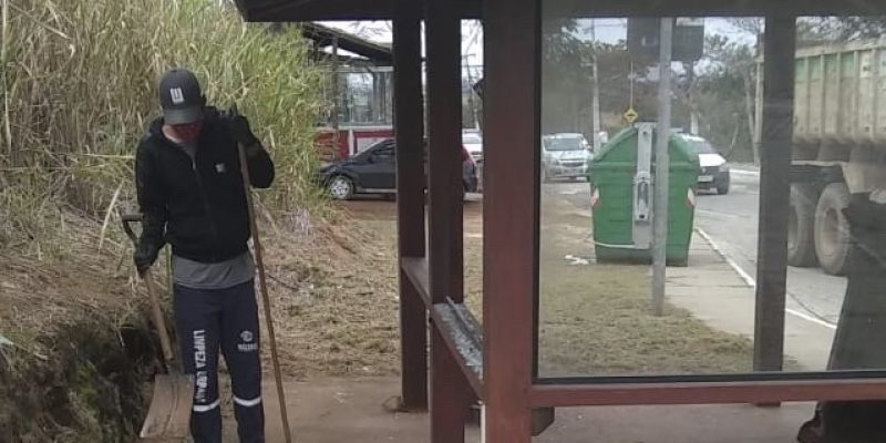 Abrigo de ônibus de Búzios foi alvo de vandalismo