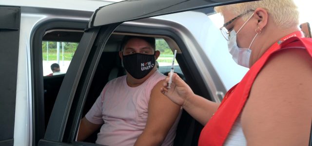 Maricá aplica segunda dose de vacina e imuniza grávidas e pessoas com Síndrome de Down