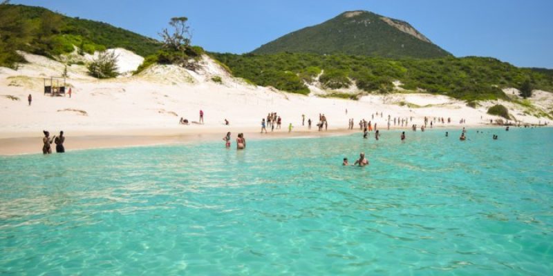 Passeio-de-barco-em-Arraial-do-cabo-ilha-do-farol-748x350