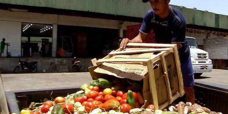 Supermercados desperdiçam R$ 3,9 bi em alimentos por ano, diz Abras