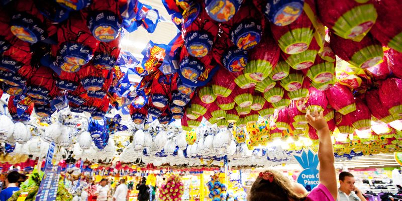 Consumidores compram ovos de Páscoa
