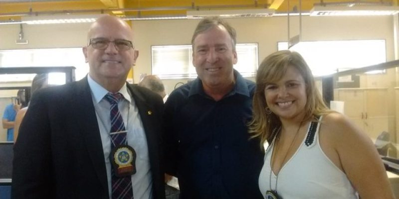 Nova delegada da Deam, Juliana Rattes, e o novo delegado da 126ª DP, Sérgio Caldas, ao lado de Dr. Adriano, prefeito de Cabo Frio, que participou da cerimônia de posse com demais convidados e imprensa
