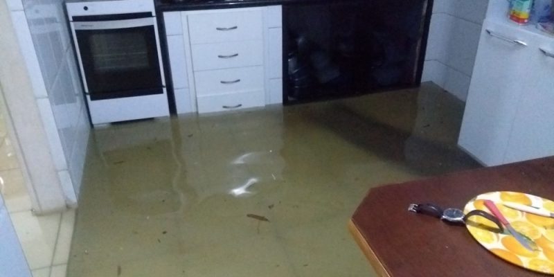 Moradora da Rua Duque de Caxias, em Arraial do Cabo, teve a casa invadida pela água